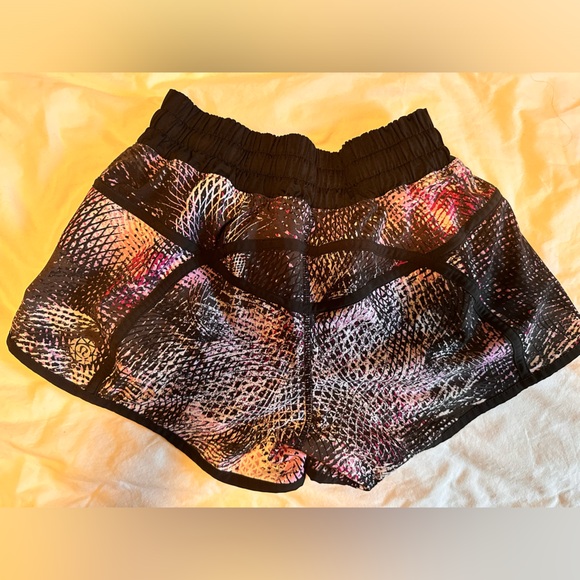 Lululemon Seawheeze 2016 Tracker Short Size 4 - Picture 2 of 2